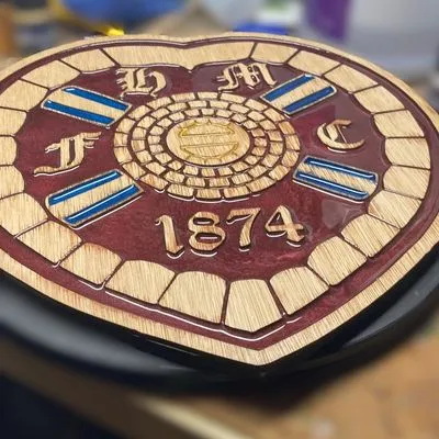 Hearts of Midlothian F.C. Handcrafted Wooden & Resin Crest - Image 3