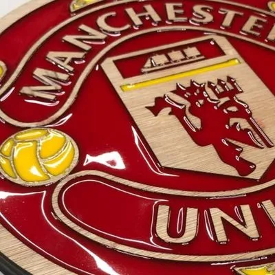 Manchester United Wooden and Resin Crest - Image 4