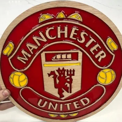 Manchester United Wooden and Resin Crest - Image 5